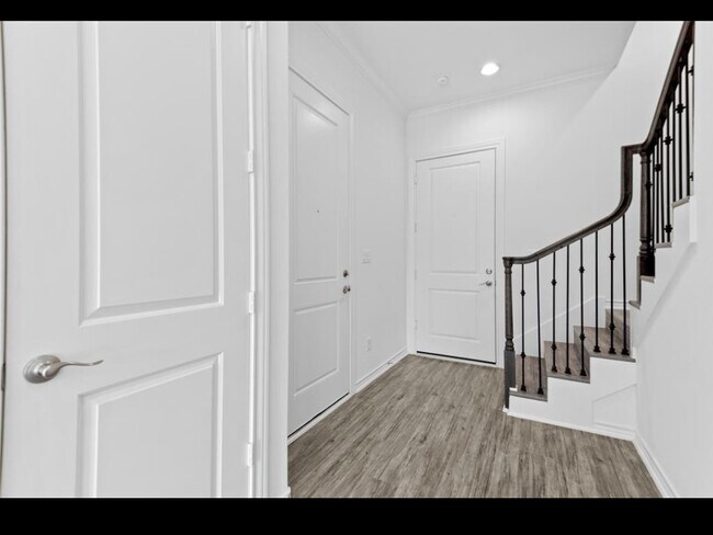 Building Photo - 3245 Real St