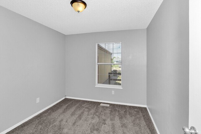 Building Photo - 466 1/2 Carson Lake Dr