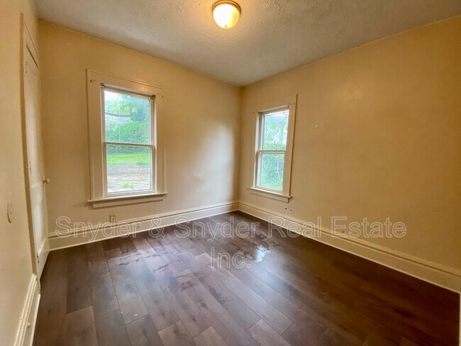 Building Photo - 400 Cloverdale Ave