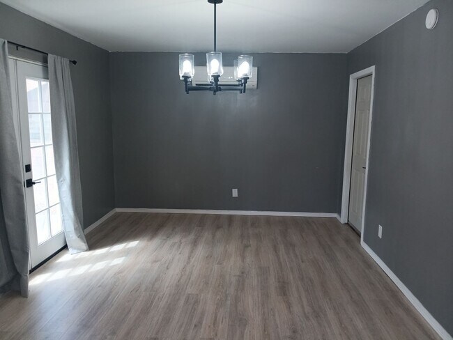 Building Photo - 3 Bedroom, 1 Bathroom Home! Schedule a Showing Soon!