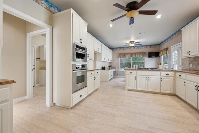 Building Photo - 9907 Spicewood Mesa