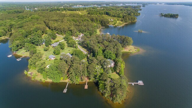 Building Photo - Rare opportunity to rent on LAKE MURRAY!