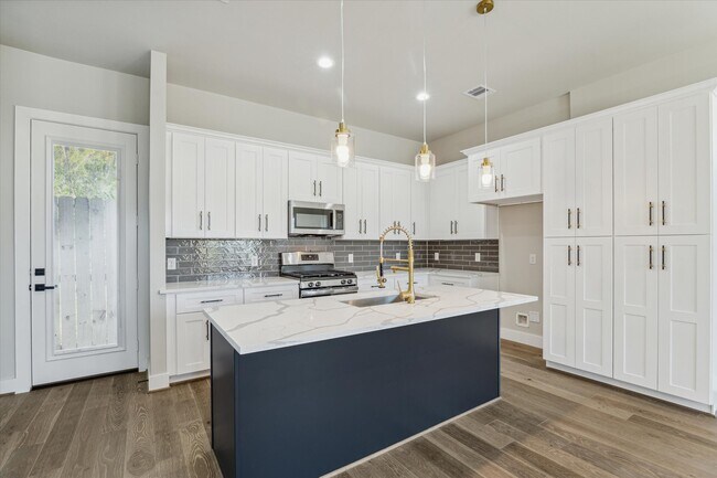 Building Photo - 5823 Mansfield Heights Ln