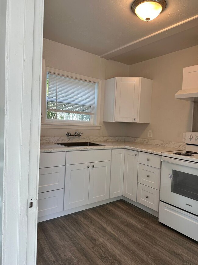 Building Photo - Chestnut-1918/1920