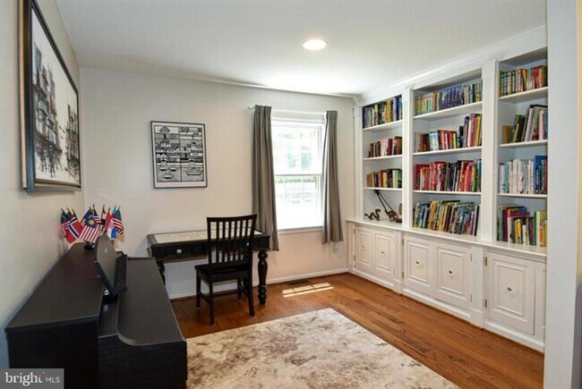 Building Photo - Set within the sought after community of Runnymeade, this beautifully maintained townhome offers ...