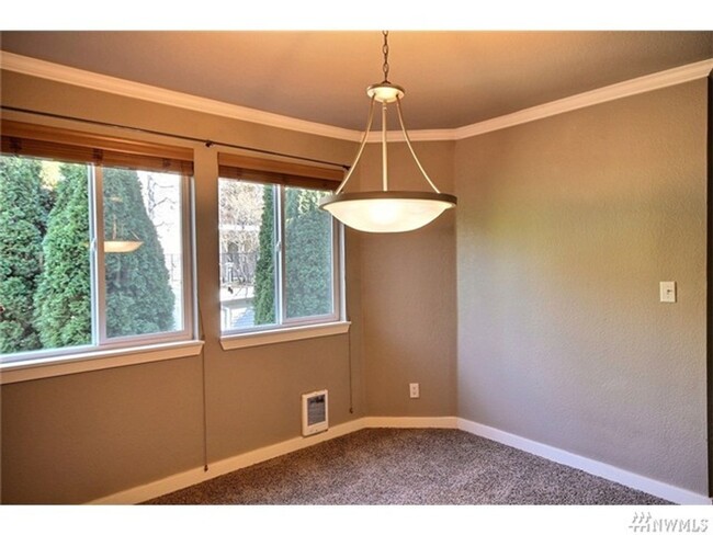 Building Photo - 2 Bed 1 Bath Condo in Remodeled Esplanade ...