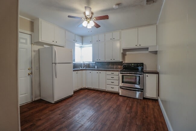 Building Photo - Cute 3/2 Central Lubbock close to University