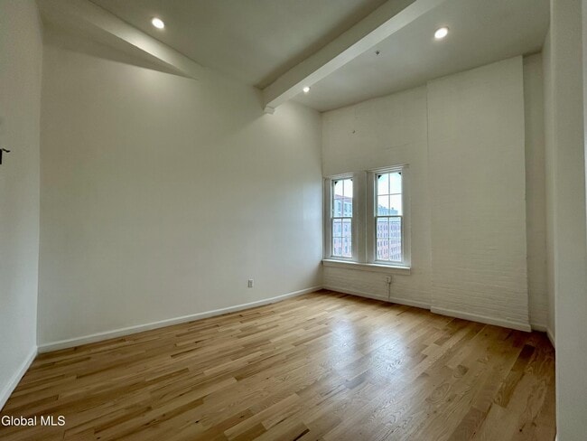 Building Photo - 155 River St