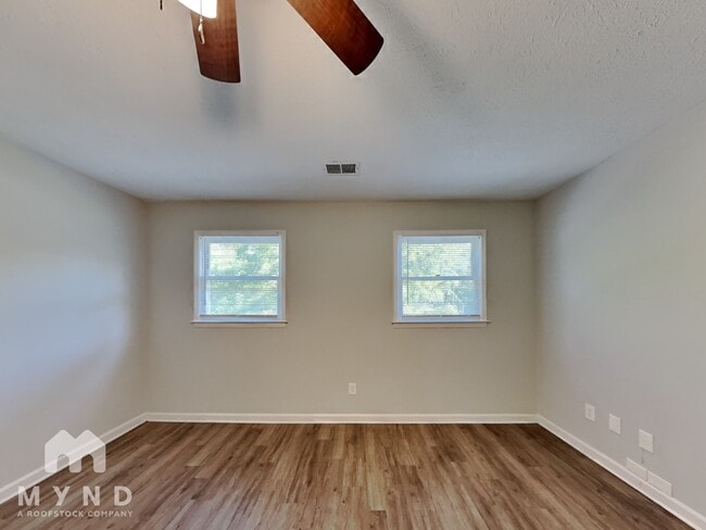 Building Photo - 1027 River Bend Ct