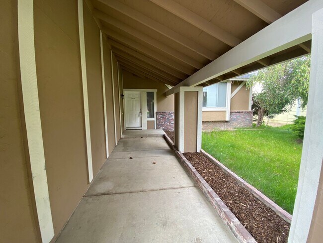 Building Photo - Modern 4 Bedroom, 3 Bath House - Near Died...