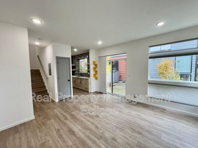 Building Photo - 541 S Cloverdale St