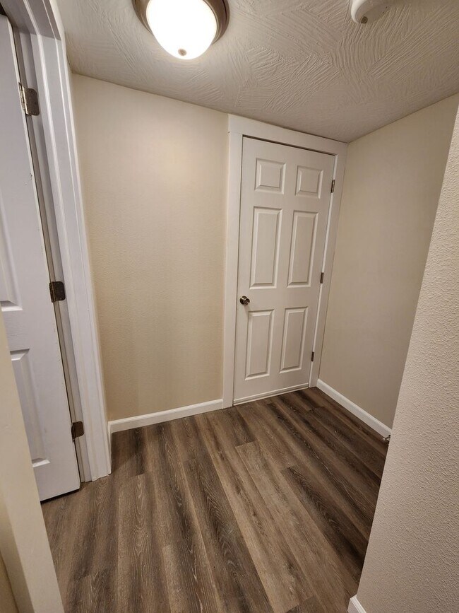 Building Photo - Spacious 3-Bedroom, 1-Bathroom Home AVAILABLE NOW!!