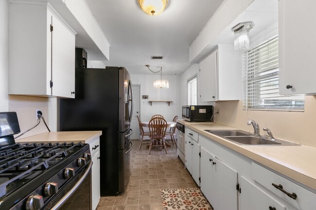 Building Photo - 812 Coolidge St