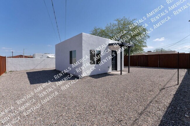 Building Photo - 210 E Elm St