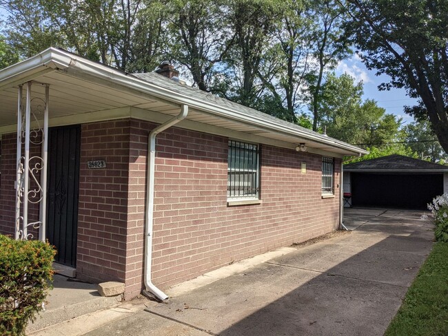 Building Photo - 3 bedroom Inkster 2 car garage