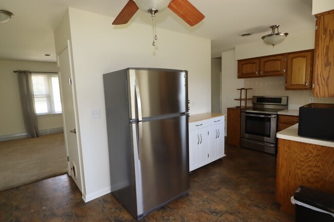 Building Photo - Charming 3 Bedroom Neenah Home with fenced yard