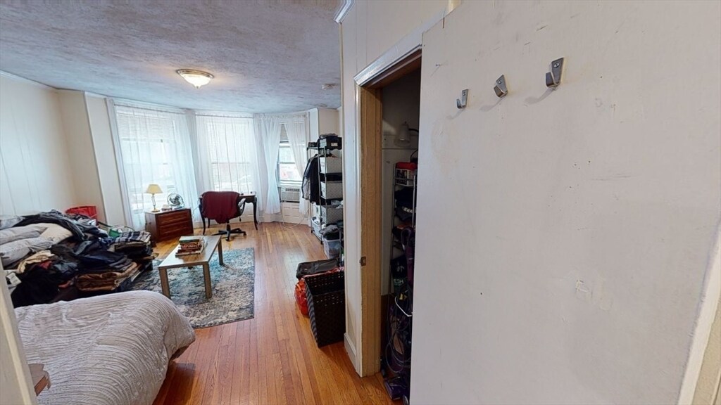 Building Photo - 513 Beacon St