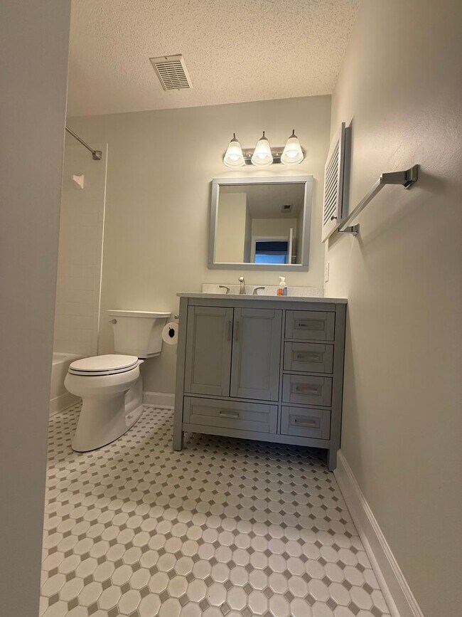 Building Photo - 2 bedroom condo in Williamsburg! Available NOW!