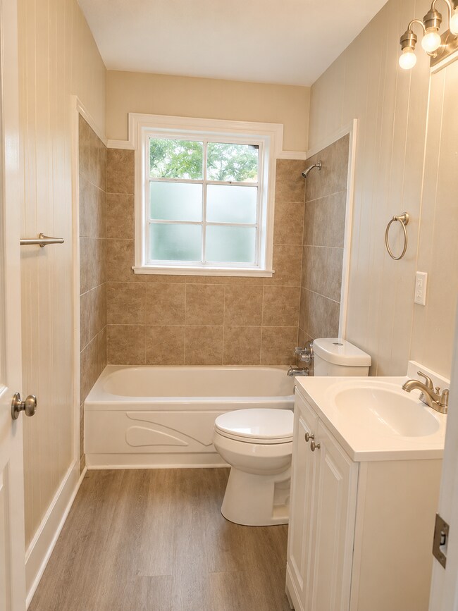 Building Photo - 3122 Oak Forest Dr