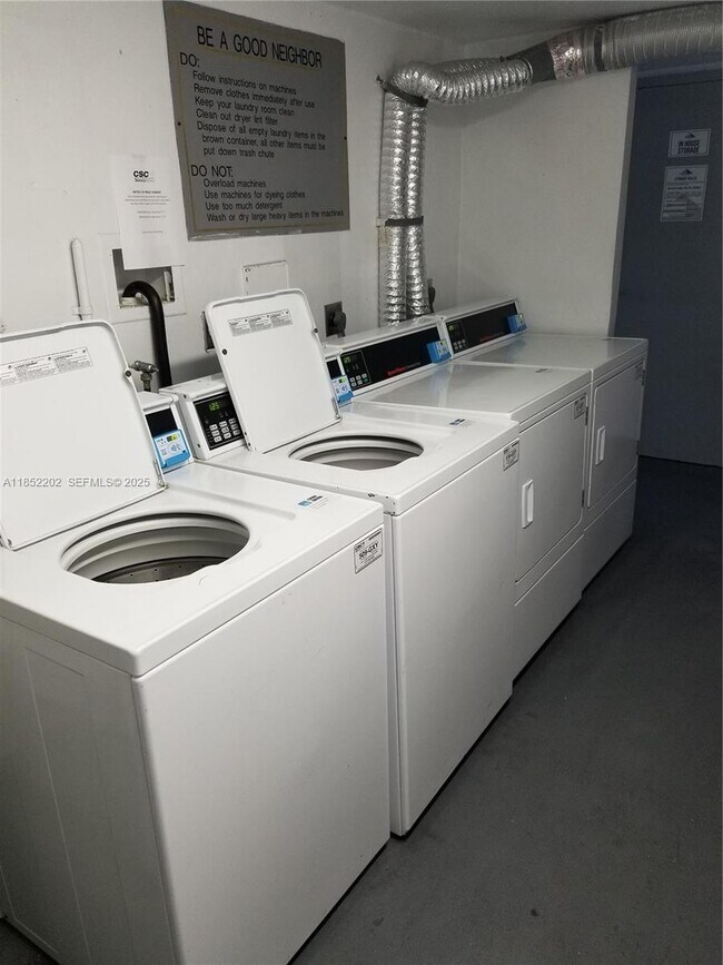 Building Photo - 3475 N Country Club Dr