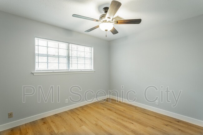 Building Photo - 508 Briar Park Ln