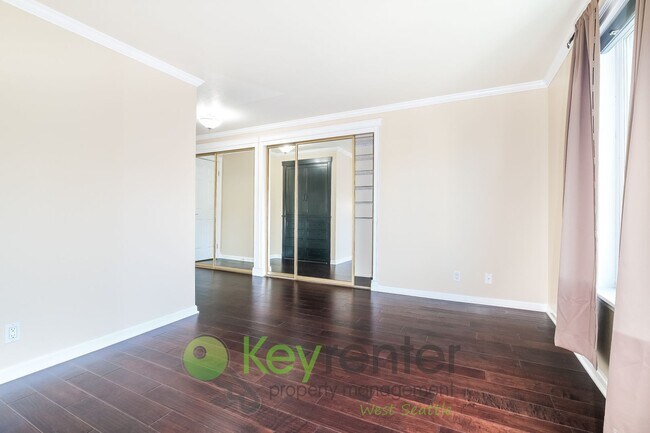 Building Photo - Comfort and Style in the Heart of Seattle