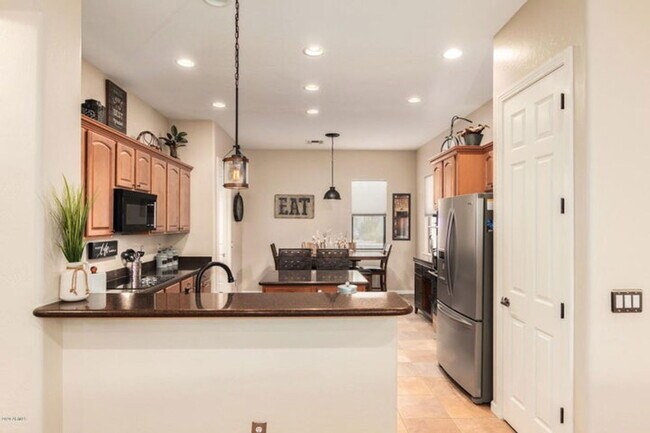 Building Photo - 908 Elm St