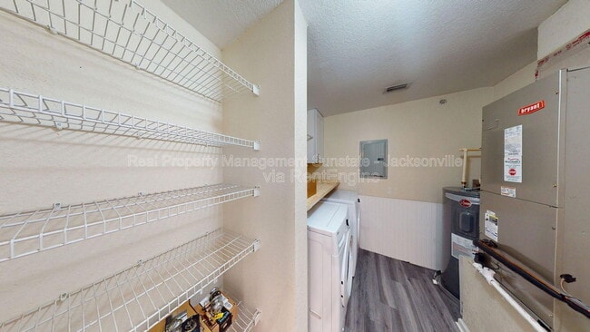 Building Photo - 10075 Gate Pkwy N