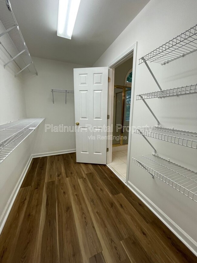 Building Photo - 870 Ingleside Dr