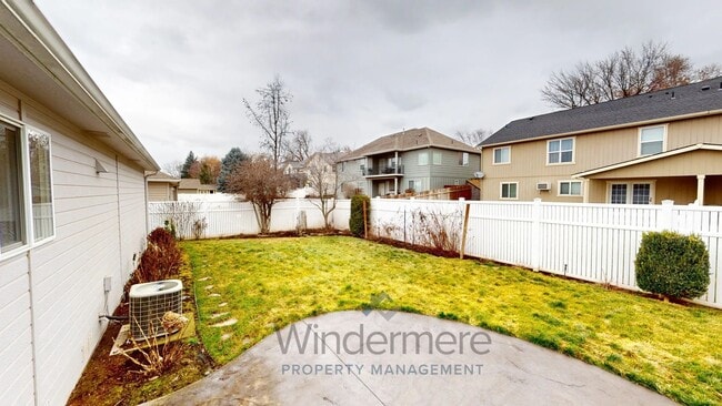 Building Photo - 739 S E Landen Dr