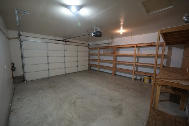 Building Photo - 3 bed, 2.5 bath, 2 car garage, lots of sun...