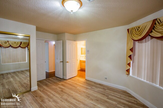 Building Photo - Stunning & Spacious 4Bdm 3.5Ba Home Located in the Heart of Las Vegas.