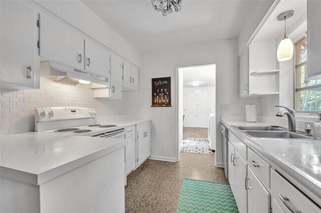 Building Photo - Fabulous pool home in Winter Park!