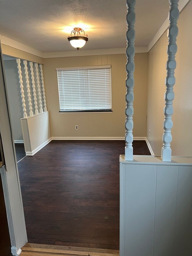 Building Photo - 3 bed 1 bath bungalow with garage and base...