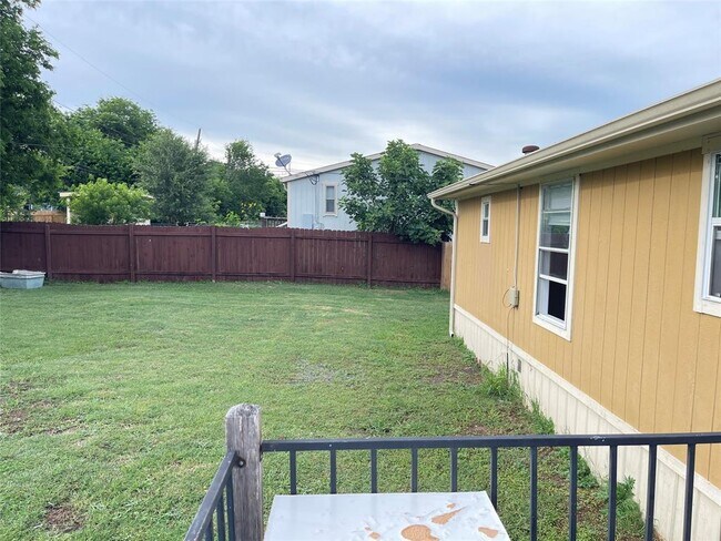 Building Photo - 417 Lenora Dr