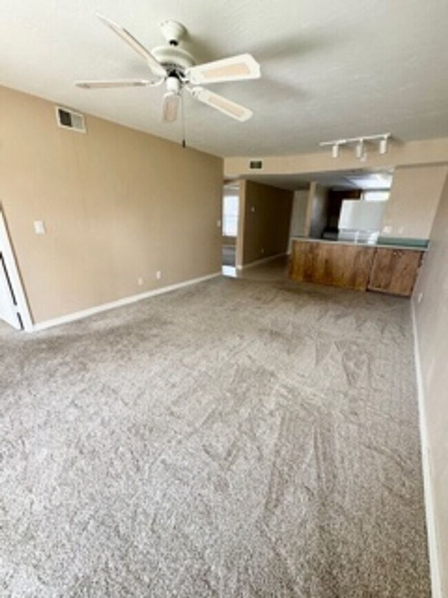 Building Photo - 2 bedroom 2 bathroom Annual Rental in Davi...