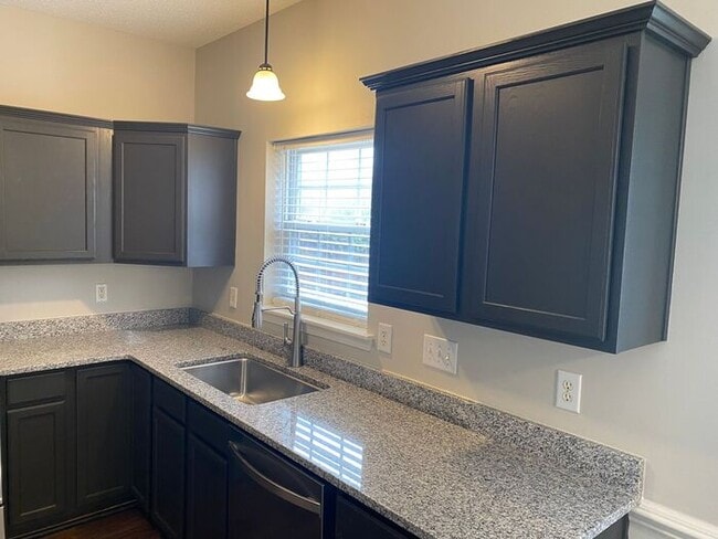 Building Photo - You can't miss this DEAL!