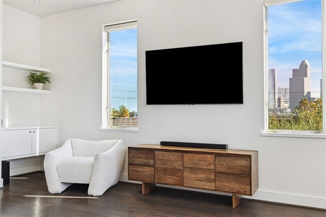 Building Photo - 306 W Pierce St