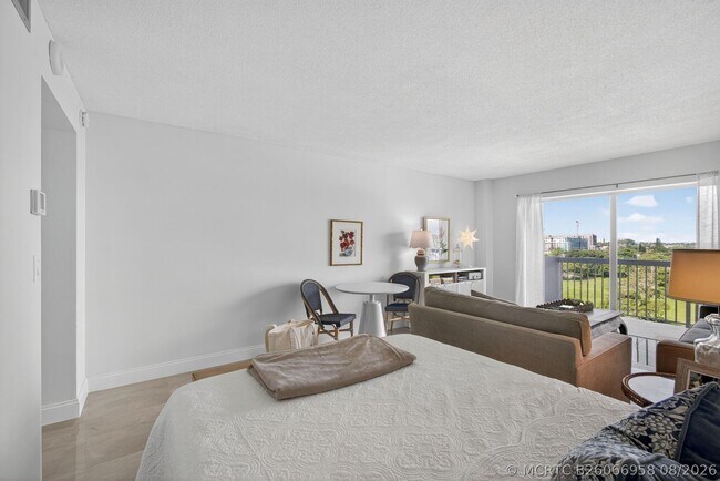 Building Photo - 2600 N Flagler Dr