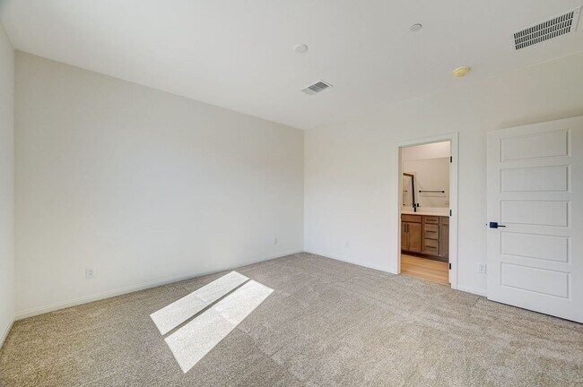 Building Photo - Stunning Summerlin townhome! 2 car garage!