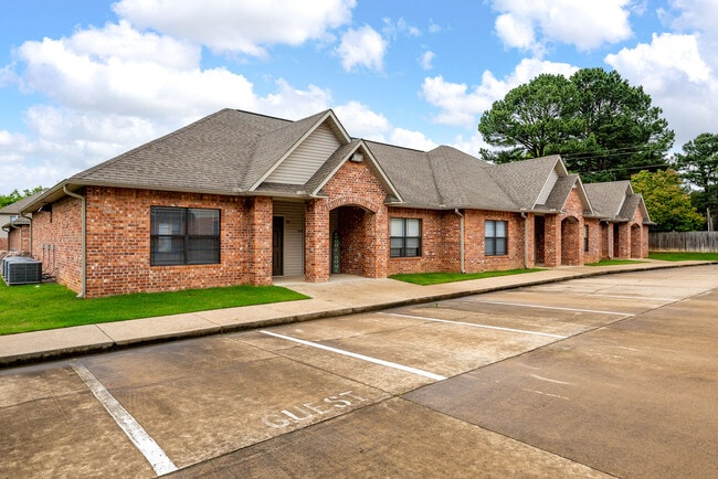 Primary Photo - St James Park Apartments