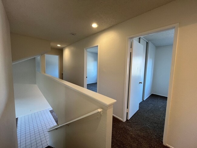 Building Photo - MOVE-IN READY 4+2.5 w/family room + large primary suite!