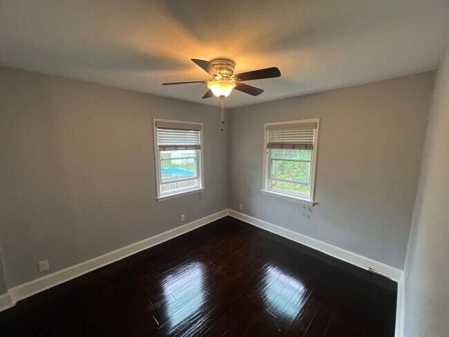 Building Photo - Cozy 3 Bedroom 2 Bath Single Family Home i...