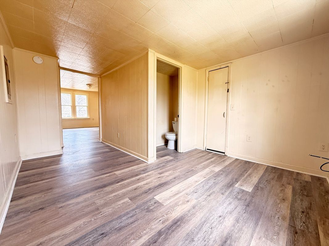 Building Photo - 502 Oak Dr