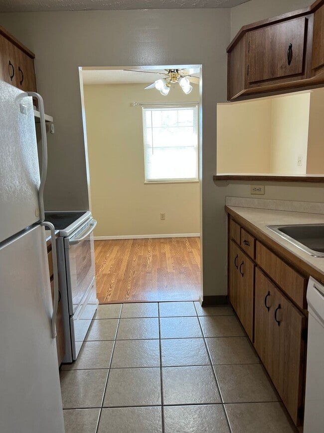 Building Photo - 2 Bedroom, 2 Bath Broadview Heights