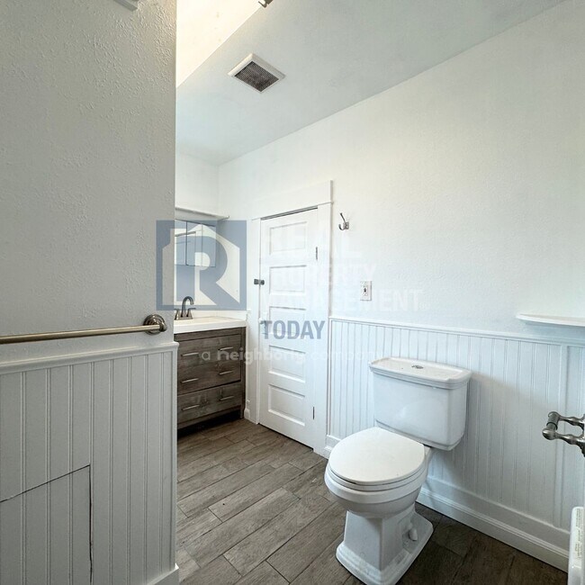 Building Photo - Calvin - 1651 (Cascade Group)