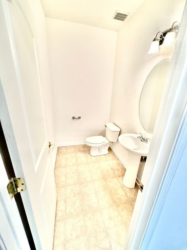 Building Photo - 3 Bedrooms, 2.5 Baths, and a Secret Agent Garage!