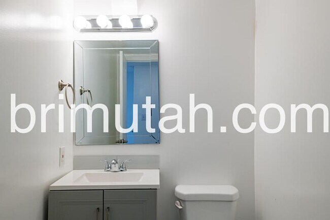 Building Photo - 2590 S 800 E