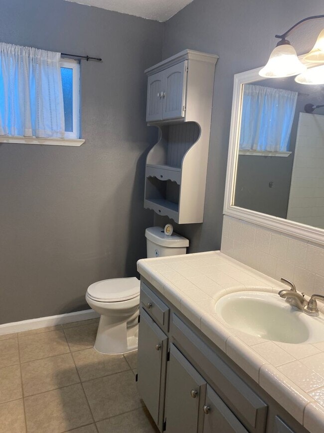 Building Photo - Cute home for rent in Visalia!