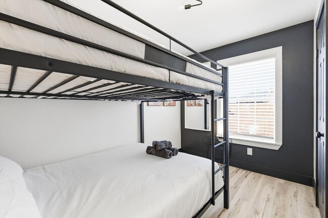 Building Photo - 6440 Knoll Ridge Dr